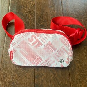 Lululemon Everywhere Belt Bag Manifesto Red White 1 L waist pack NWOT